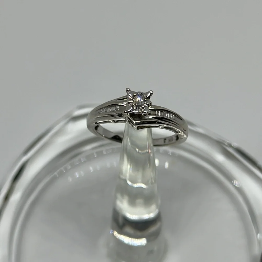 Diamonds real 10k real solid gold ring​​ size 7